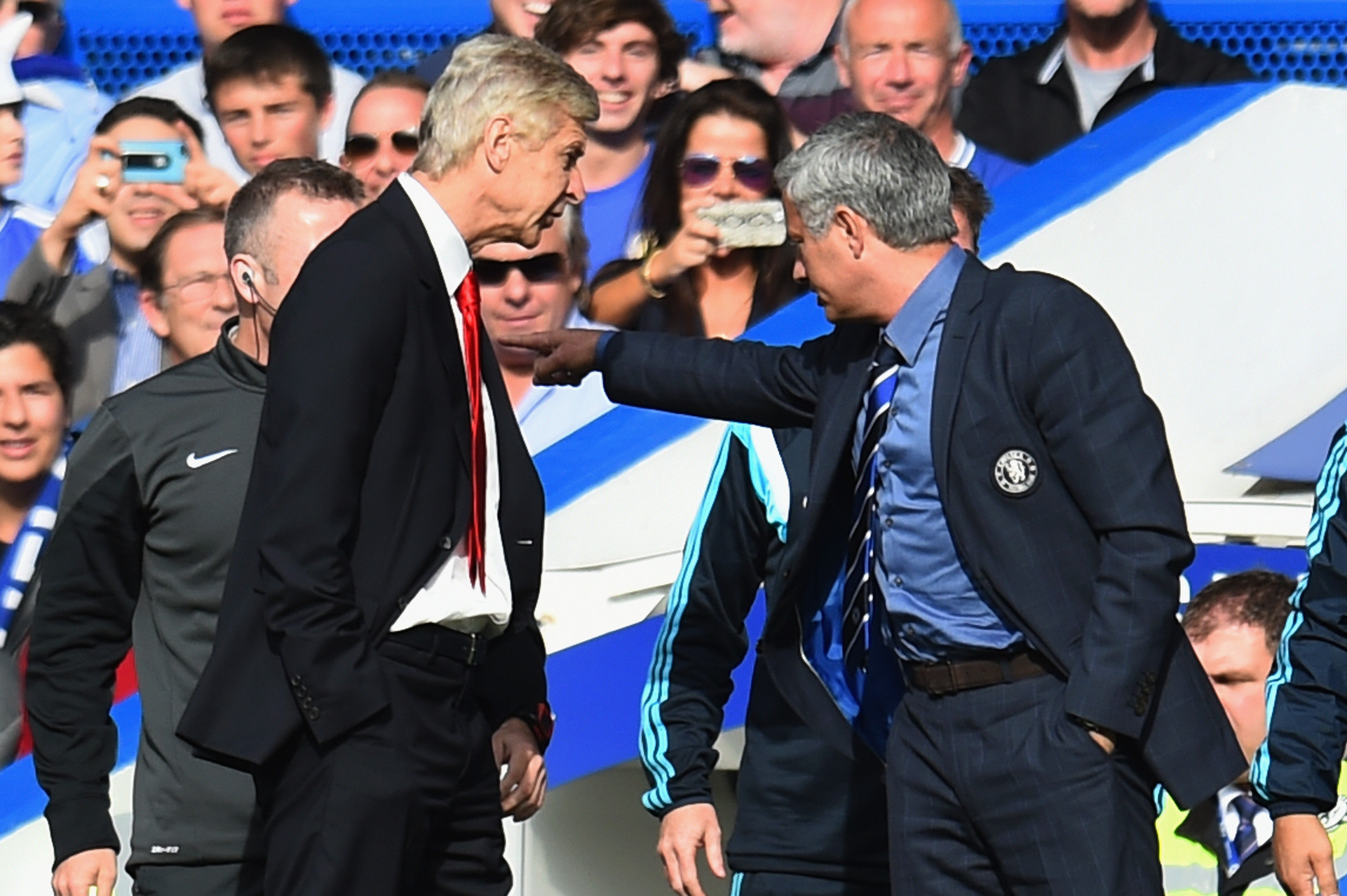 Arsene Wenger apologises for shoving Jose Mourinho