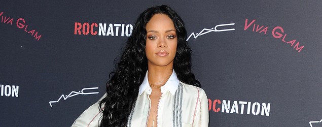 Rihanna look-alike gets mobbed by screaming fans