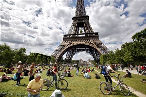 Eiffel Tower picketpocket gang earning over 3,000 dollars a week arrested
