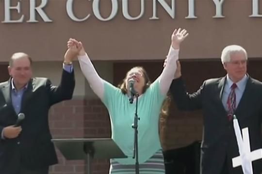 Kim Davis, woman who not sign same-sex marriages, released from prison