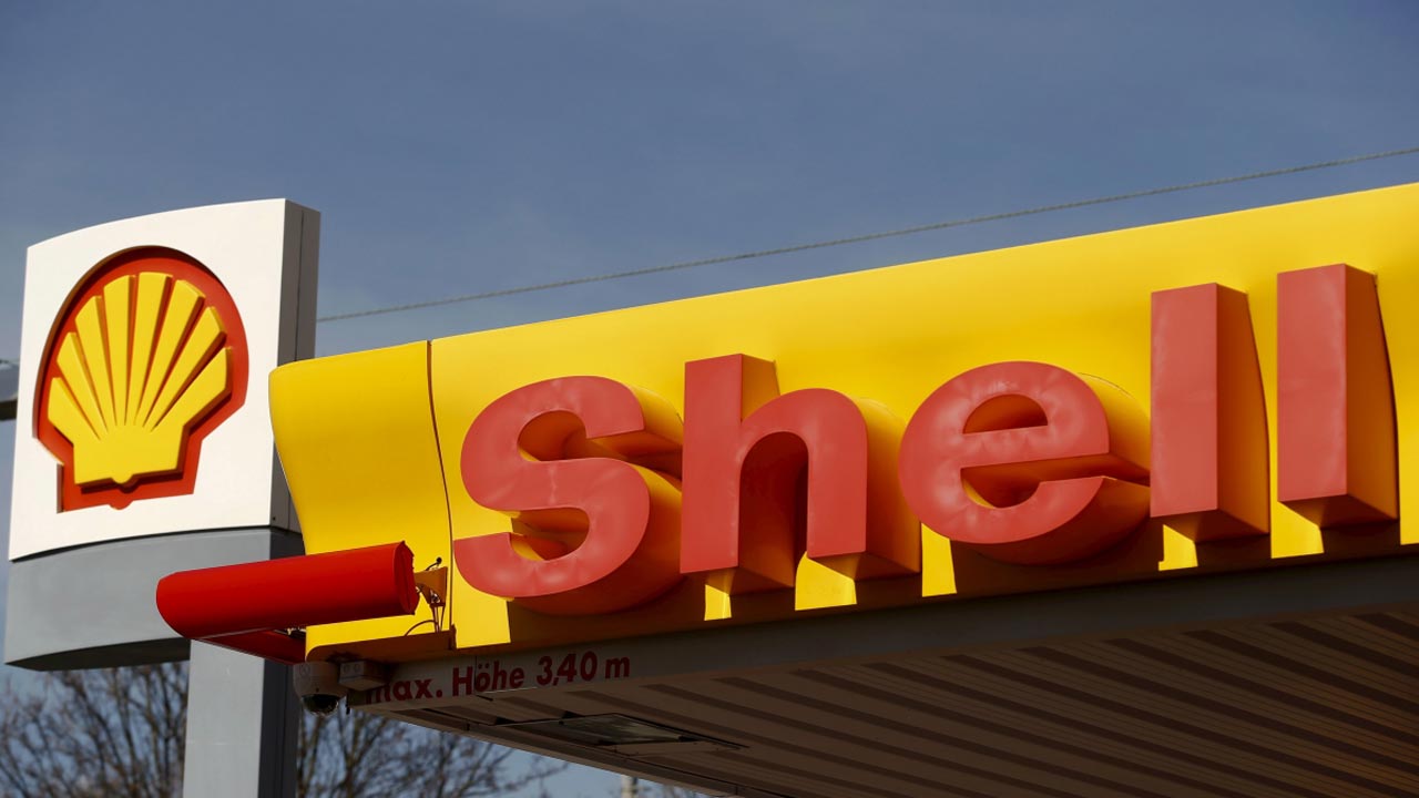 Shell cuts 2016 spending to $30b as profit tumbles