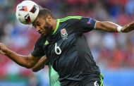 Ashley Williams: Everton sign Swansea and Wales defender