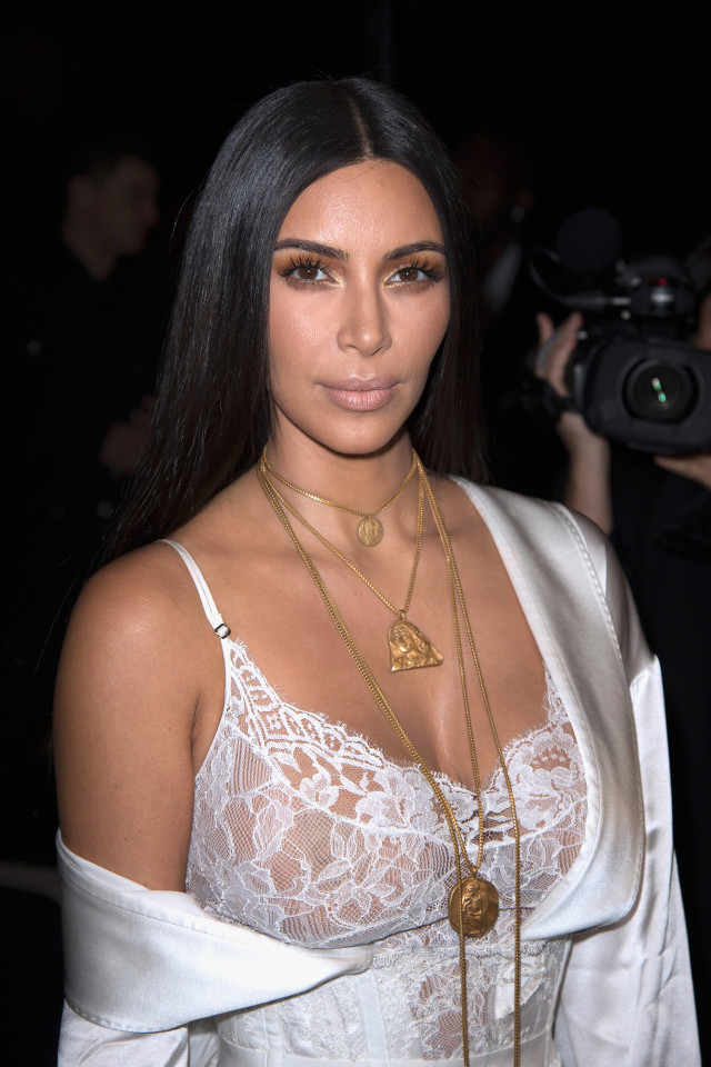 Armed  thieves rob Kim Kardashian of jewelries valued at $10m in Paris Hotel