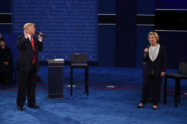 Trump in offensive,  threatens to jail Hillary Clinton if he wins  in incendiary debate