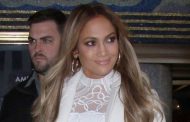Jennifer Lopez shows off her ageless, makeup-free skin on Instagram