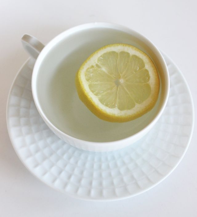 4 reasons you should drink hot water with lemon every morning