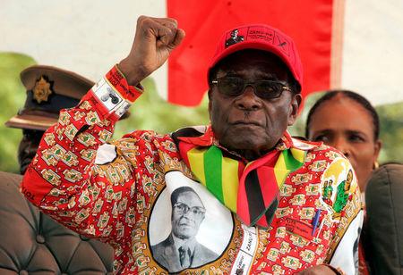 Zimbabwe's Mugabe resisting army pressure to quit: senior source