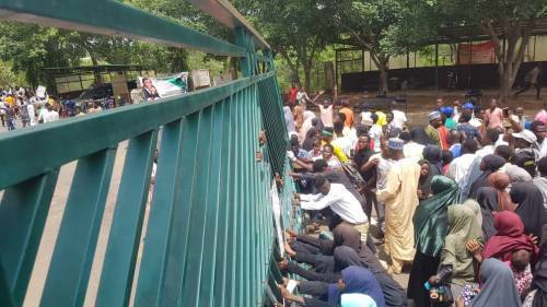 Police arrest 40 after Shiite members invaded National Assembly to protest  continued detention of  El-Zakzaky