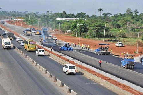 Lagos-Ibadan road: Motorists to endure gruelling traffic jam for four months as FG sets December target  for contractors