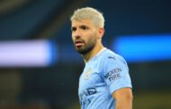 Manchester City star  Sergio Agüero grabs female referee while arguing call