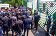 Financial autonomy: Security agents lock NASS gate, deny protesting lawyers entry