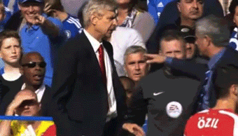 Arsene Wenger shoves Jose Mourinho during Chelsea-Arsenal match