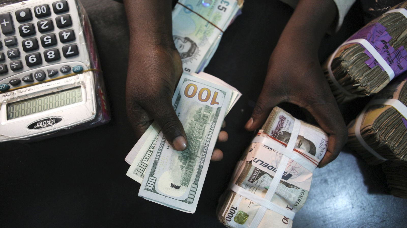 Naira falls to record low at N260 against the dollar