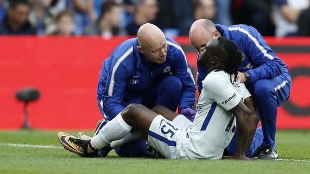 Chelsea wing back hit by hamstring injury, pulled out in team's loss to Crystal Palace