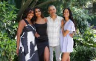 The Obamas celebrate thanksgiving with family photo of Michelle, Barack and Malia & Sasha — all grown up