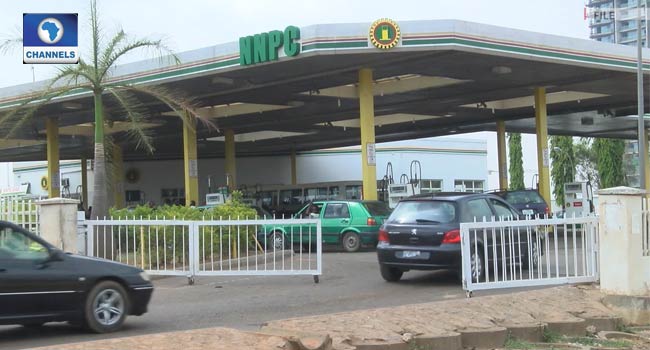 FG slashes pump price of petrol to N125 per litre