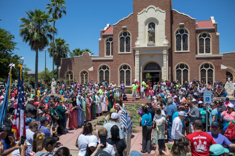 American churches defy quarantine to celebrate Palm Sunday