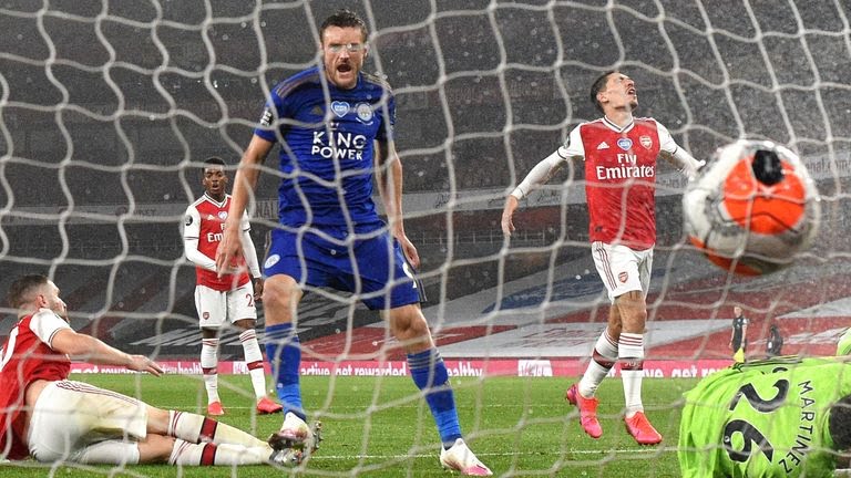 Arsenal 1-1 Leicester: Jamie Vardy snatches late draw against 10-man Gunners