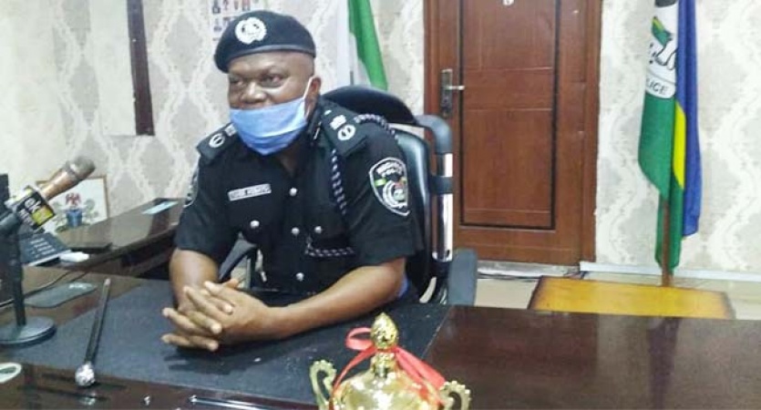 Policemen flee as hoodlums attack station