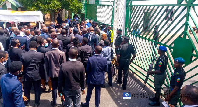 Financial autonomy: Security agents lock NASS gate, deny protesting lawyers entry