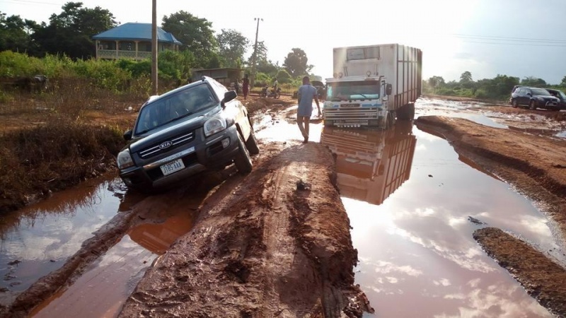 Youths make living from stuck vehicles on collapsed Enugu-Onitsha expressway