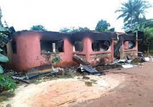 Hoodlums raze monarch’s palace, PDP chieftain’s residence in Imo