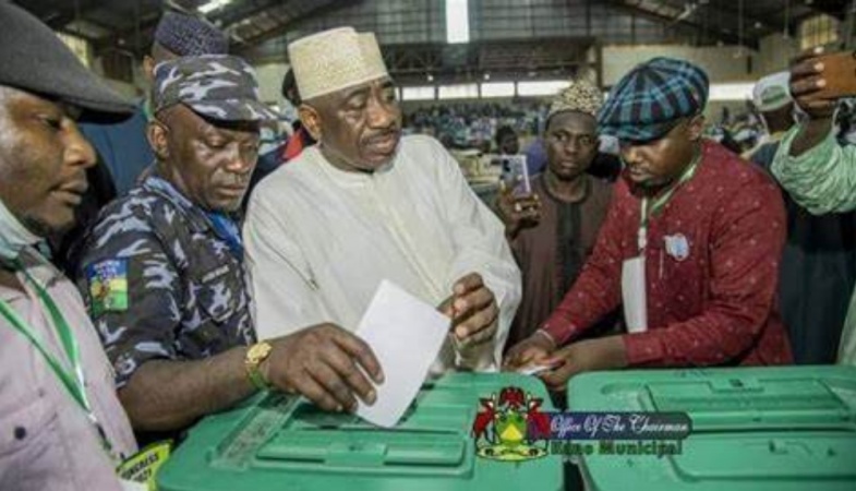 Police officer seen in viral picture voting during APC congress